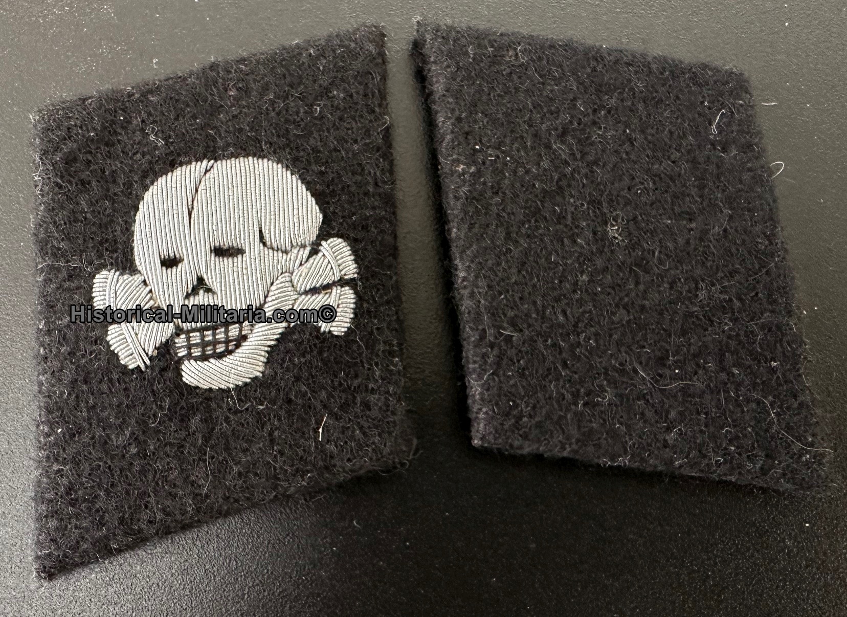 SS-Division Totenkopf - 3. SS-Panzer-Division " Totenkopf " SS-Mann Kragenspiegel - SS-Totenkopf Private vertical collar tabs - Mostrine da soldato semplice della Divisione SS-Totenkopf tedesca SS-Division Totenkopf - 3. SS-Panzer-Division " Totenkopf " SS-Mann Kragenspiegel - SS-Totenkopf Private vertical collar tabs - Mostrine da soldato semplice della Divisione SS-Totenkopf tedesca