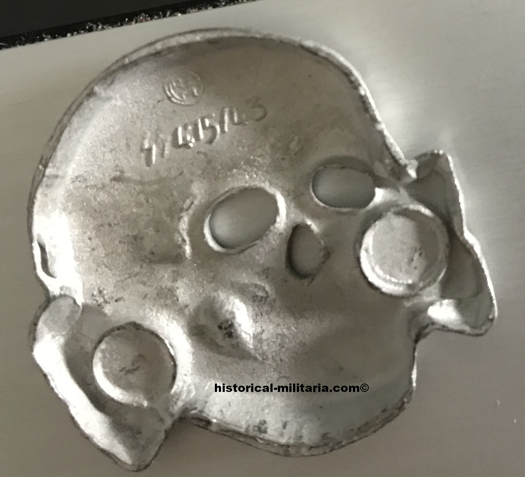 Waffen-SS Death Head SS Officer SKULL Totenkopf Mützenabzeichen ohne Splinte - SS cap skull RZM 475/43 markings without prongs - Teschio SS da Ufficiale senza spille al retro Waffen-SS Death Head SS Officer SKULL Totenkopf Mützenabzeichen ohne Splinte - SS cap skull RZM 475/43 markings without prongs - Teschio SS da Ufficiale senza spille al retro