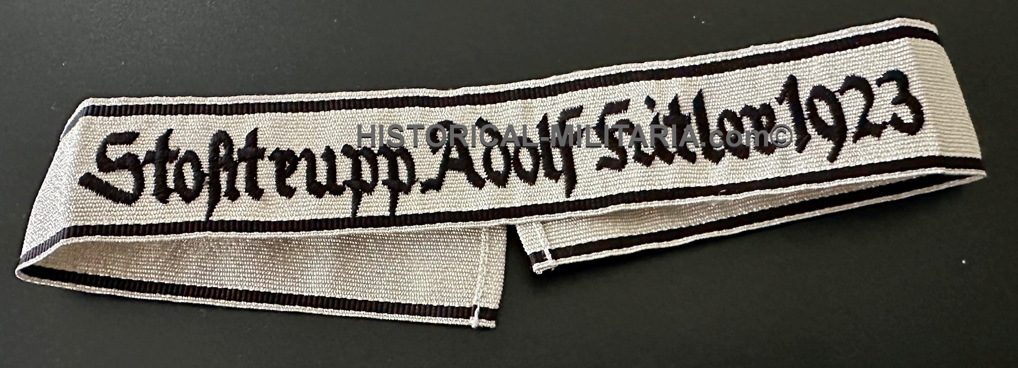 Stoßtrupp Adolf Hitler 1923 Ärmelstreifen - Cuff title Stosstrupp Adolf Hitler 1923 - Fascia da braccio lo Stosstrupp Adolf Hitler del 1923 Stoßtrupp Adolf Hitler 1923 Ärmelstreifen - Cuff title Stosstrupp Adolf Hitler 1923 - Fascia da braccio lo Stosstrupp Adolf Hitler del 1923