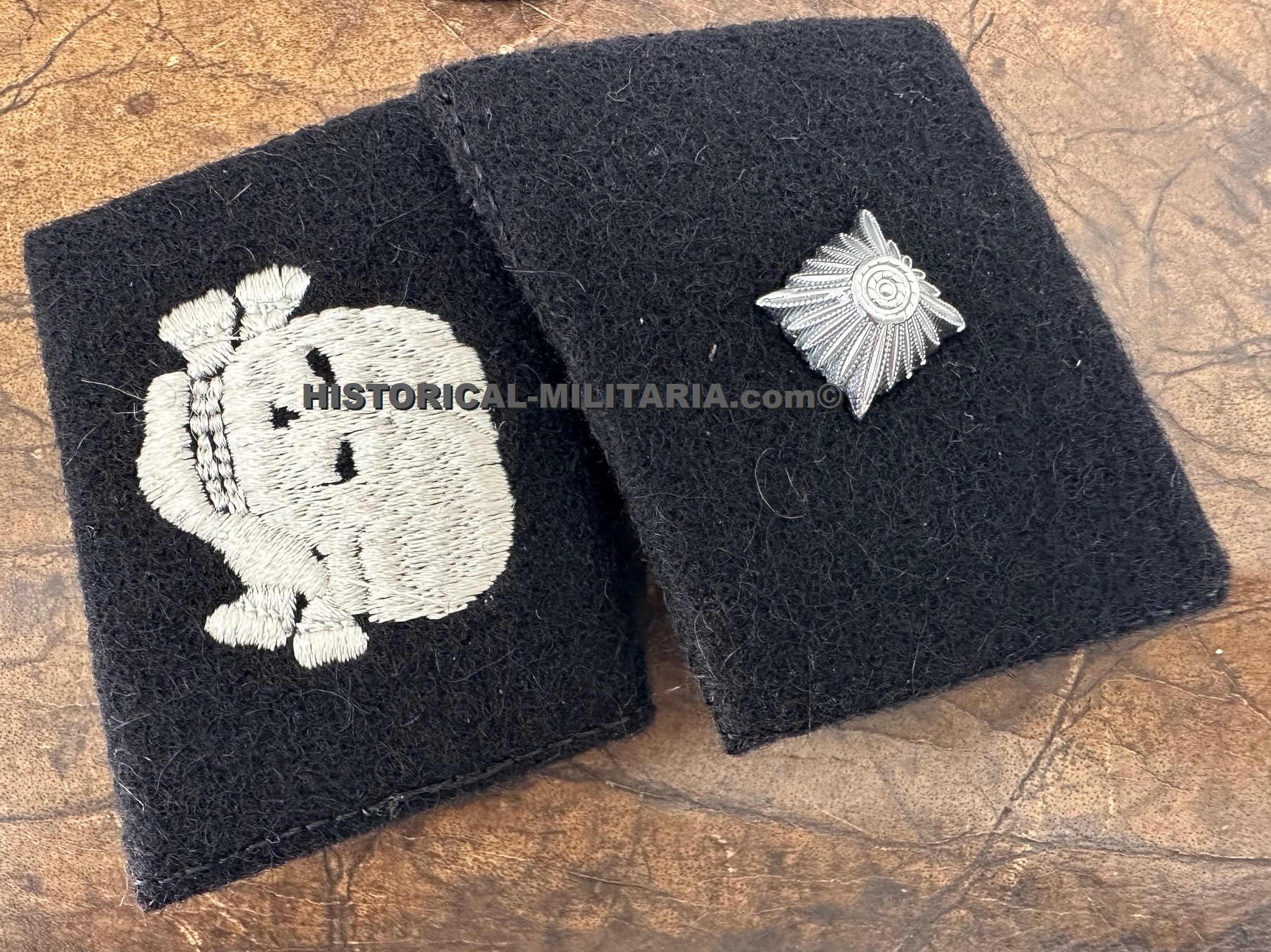 SS-Division Totenkopf - 3. SS-Panzer-Division " Totenkopf " SS-Unterscharführer Kragenspiegel - SS-Totenkopf Sergeant horizontal collar tabs - Mostrine da Sergente della Divisione SS-Totenkopf tedesca SS-Division Totenkopf - 3. SS-Panzer-Division " Totenkopf " SS-Unterscharführer Kragenspiegel - SS-Totenkopf Sergeant horizontal collar tabs - Mostrine da Sergente della Divisione SS-Totenkopf tedesca