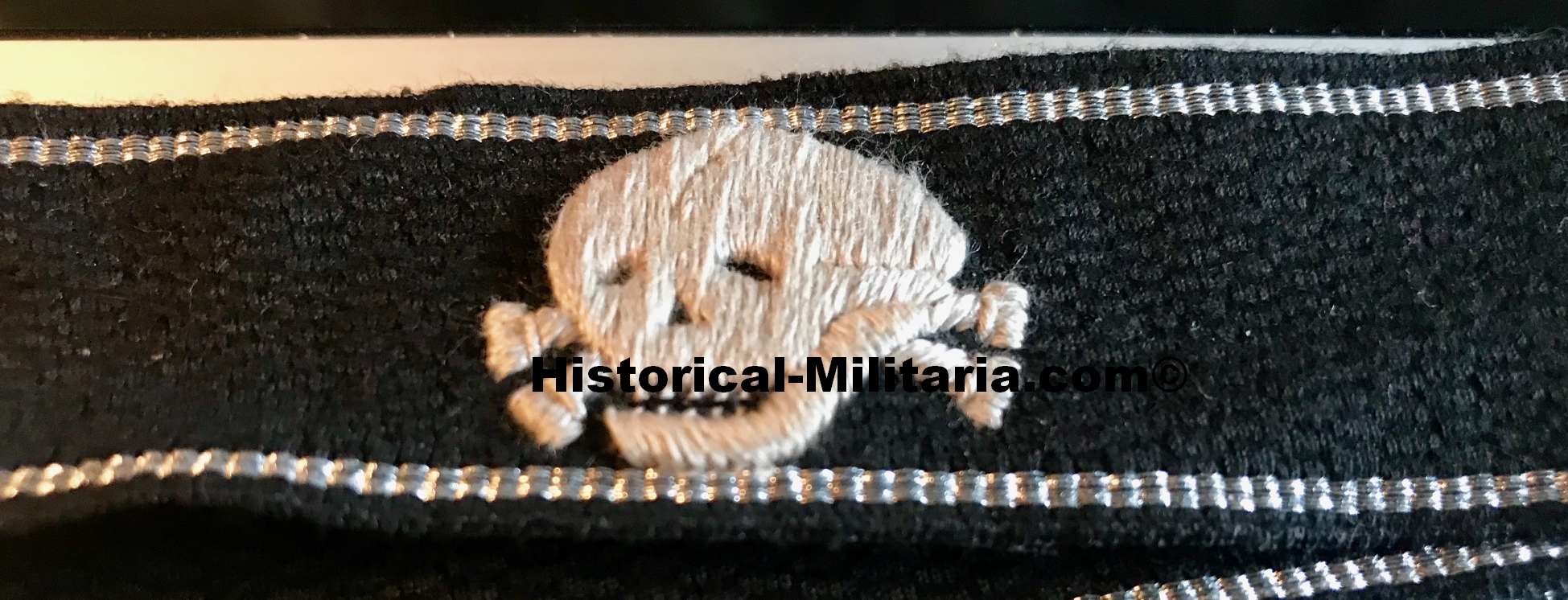 3. SS Panzer Division " Totenkopf " - SS-Totenkopf Standarte Oberbayern NCO cuff title - Ärmelstreifen SSVT Unteroffiziere Totenkopf gestickt - fascia da braccio col teschio per un Sottufficiale SS-VT 3. SS Panzer Division " Totenkopf " - SS-Totenkopf Standarte Oberbayern NCO cuff title - Ärmelstreifen SSVT Unteroffiziere Totenkopf gestickt - fascia da braccio col teschio per un Sottufficiale SS-VT
