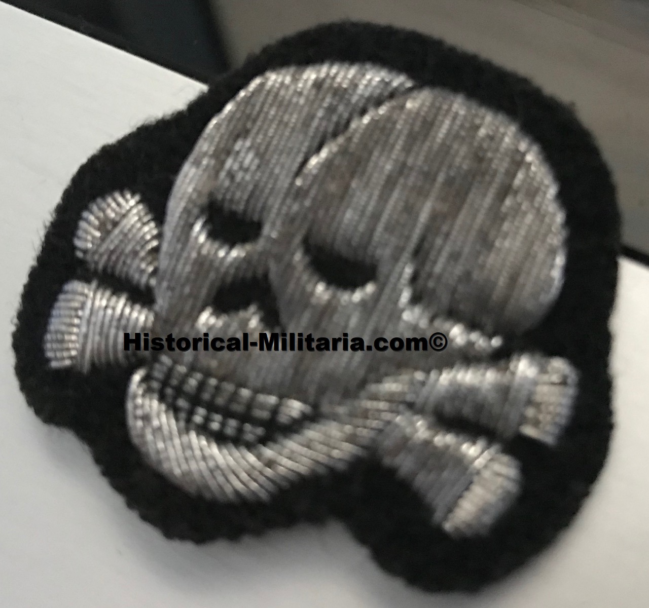 Waffen-SS Death Head SS Officer aged SKULL - SS Totenkopf Mützenabzeichen Offizier alt aussehend - SS Teschio da Ufficiale delle Waffen-SS ricamato a mano aspetto antico Waffen-SS Death Head SS Officer aged SKULL - SS Totenkopf Mützenabzeichen Offizier alt aussehend - SS Teschio da Ufficiale delle Waffen-SS ricamato a mano aspetto antico