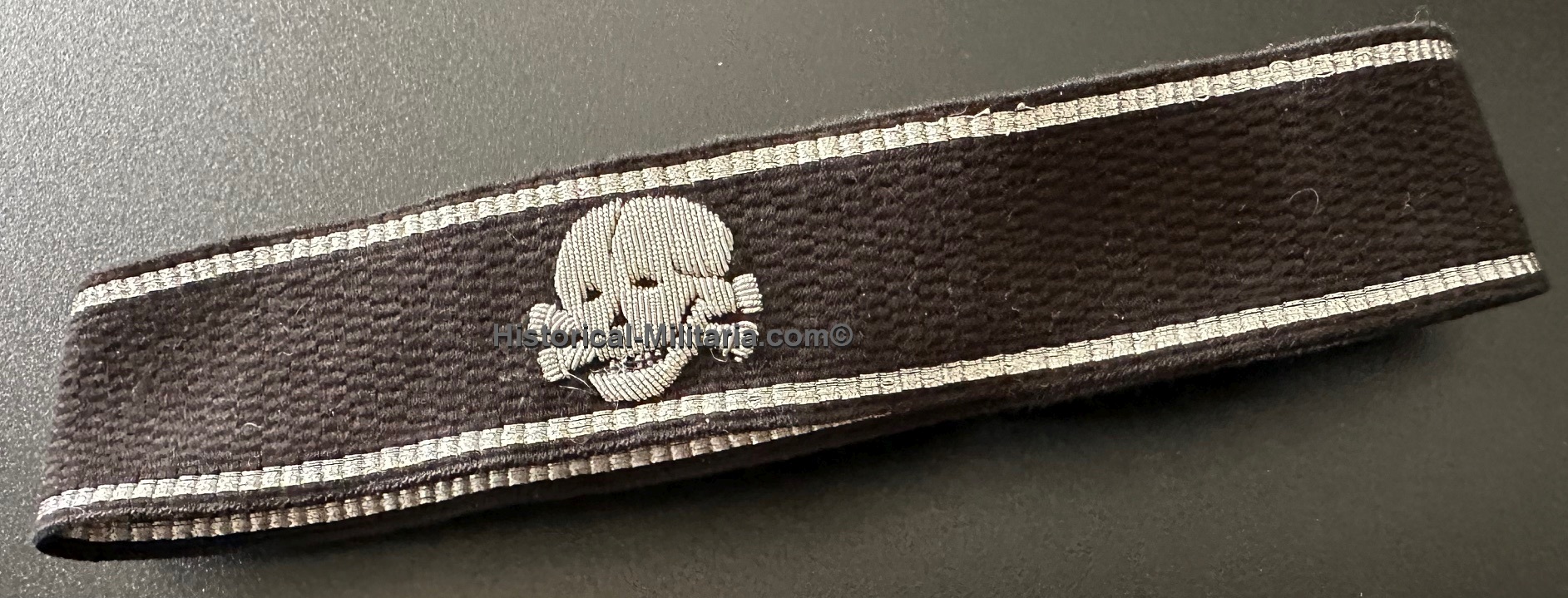 3. SS-Panzer Division " Totenkopf " - SS-Totenkopf Standarte Oberbayern Officer cuff title dull - Ärmelstreifen SSVT Offizier Totenkopf matt - Fascia da braccio da Ufficiale col teschio in argento opaco SS-VT 3. SS-Panzer Division " Totenkopf " - SS-Totenkopf Standarte Oberbayern Officer cuff title dull - Ärmelstreifen SSVT Offizier Totenkopf matt - Fascia da braccio da Ufficiale col teschio in argento opaco SS-VT