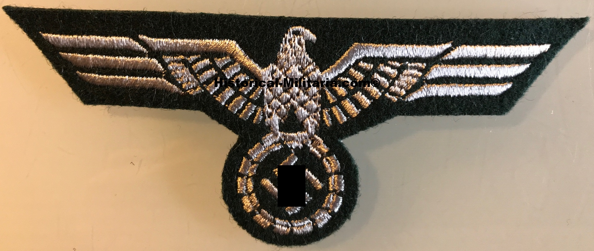 German Wehrmacht Brustadler Mannschaften und Unteroffiziere maschinengestickt - EM/ NCO machine-embroidered breast eagle on deep dark green - Aquila da petto per le truppe e sottufficiali della Heer German Wehrmacht Brustadler Mannschaften und Unteroffiziere maschinengestickt - EM/ NCO machine-embroidered breast eagle on deep dark green - Aquila da petto per le truppe e sottufficiali della Heer
