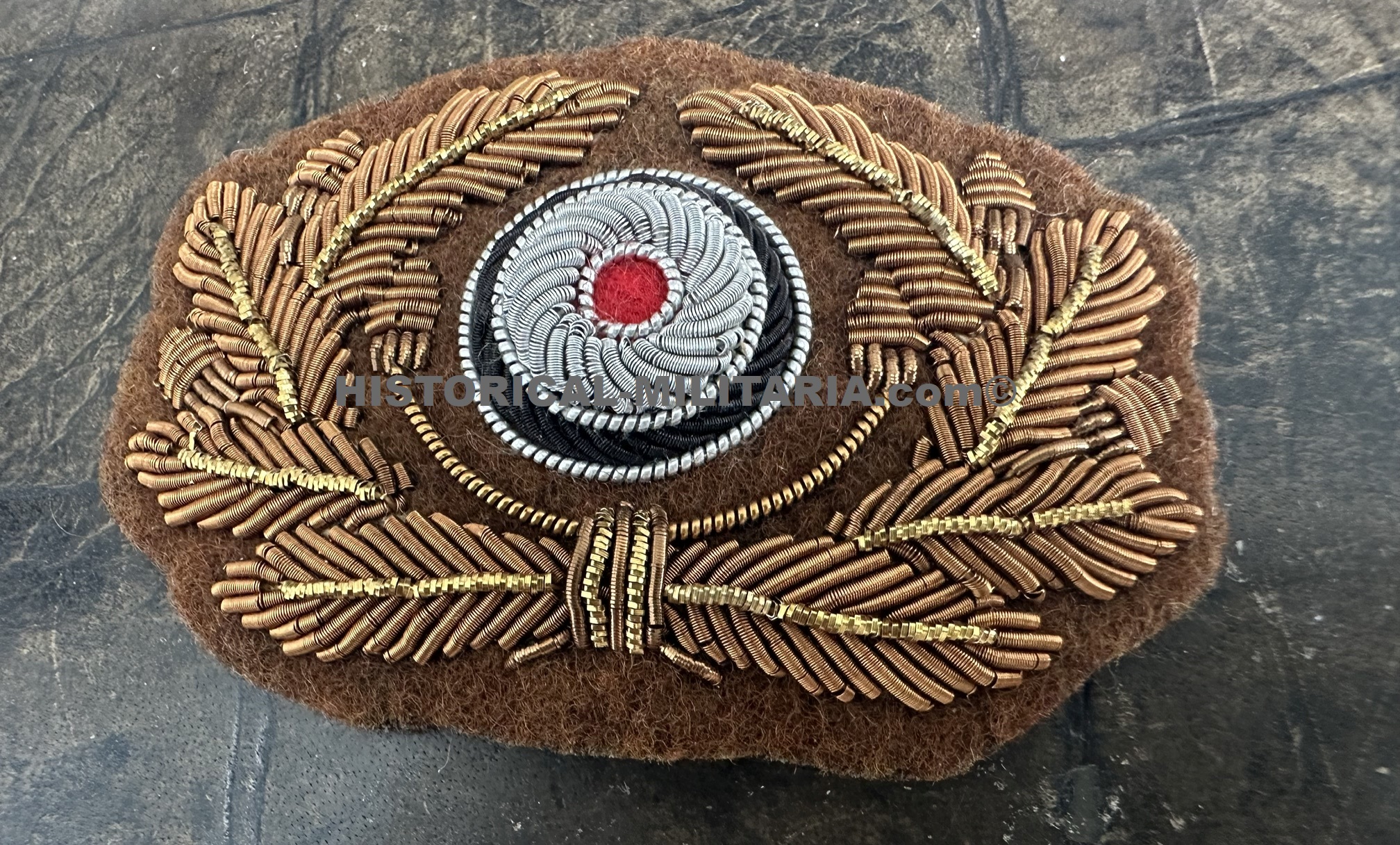 German army General Visor cap wreath & cockade antique finish on brown - Wehrmacht General Eichenlaubkranz und Kokarde für Schirmmütze auf braun - Fregio da Generale dell'esercito tedesco German army General Visor cap wreath & cockade antique finish on brown - Wehrmacht General Eichenlaubkranz und Kokarde für Schirmmütze auf braun - Fregio da Generale dell'esercito tedesco