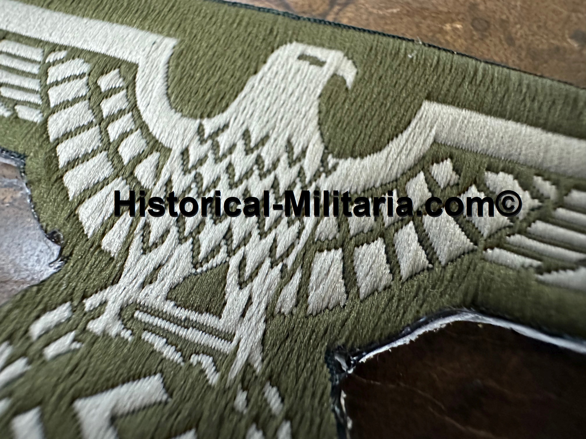 German Wehrmacht Brustadler bevo woven breast eagle on green - Heer Brustadler Mannschaften gewebt auf grün - Aquila da petto per le truppe dell'esercito tedesco della Heer su panno verde German Wehrmacht Brustadler bevo woven breast eagle on green - Heer Brustadler Mannschaften gewebt auf grün - Aquila da petto per le truppe dell'esercito tedesco della Heer su panno verde
