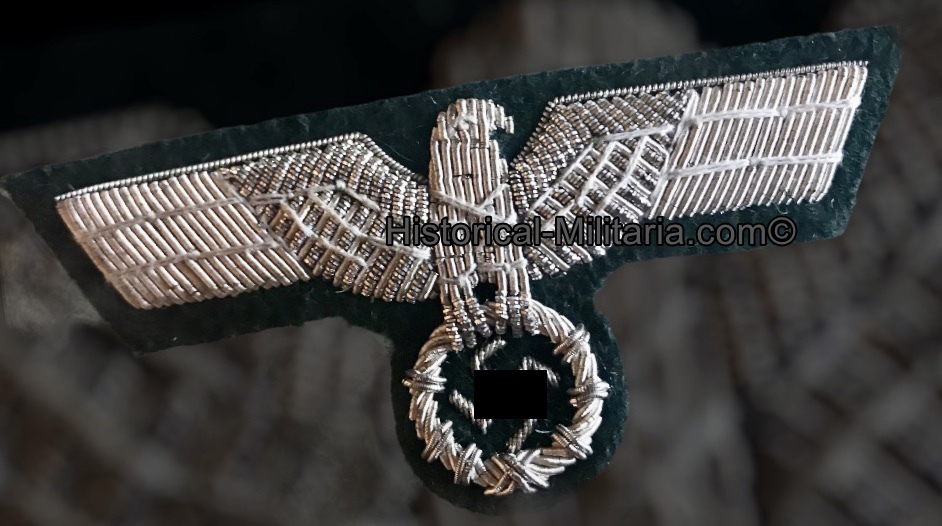 German Wehrmacht Brustadler Offizier hellsilber auf grün - German Army Officer breast eagle bright silver on dark green - Aquila da petto Ufficiale su panno verde esercito tedesco argento chiaro German Wehrmacht Brustadler Offizier hellsilber auf grün - German Army Officer breast eagle bright silver on dark green - Aquila da petto Ufficiale su panno verde esercito tedesco argento chiaro
