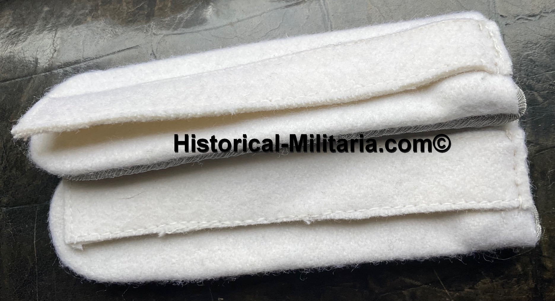 Luftwaffe Hermann Göring division Oberleutnant shoulder boards on white First Lieutenannt Schulterklappen Hermann Göring Division - spalline da Tenente della Luftwaffe divisione Hermann Goring Luftwaffe Hermann Göring division Oberleutnant shoulder boards on white First Lieutenannt Schulterklappen Hermann Göring Division - spalline da Tenente della Luftwaffe divisione Hermann Goring
