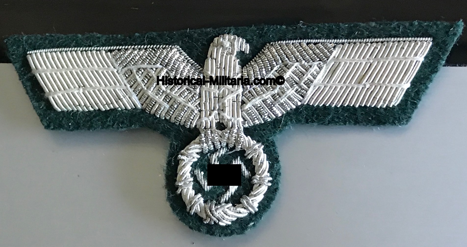 German Wehrmacht Brustadler Offizier hellsilber auf grün - German Army Officer breast eagle bright silver on dark green - Aquila da petto Ufficiale su panno verde esercito tedesco argento chiaro German Wehrmacht Brustadler Offizier hellsilber auf grün - German Army Officer breast eagle bright silver on dark green - Aquila da petto Ufficiale su panno verde esercito tedesco argento chiaro