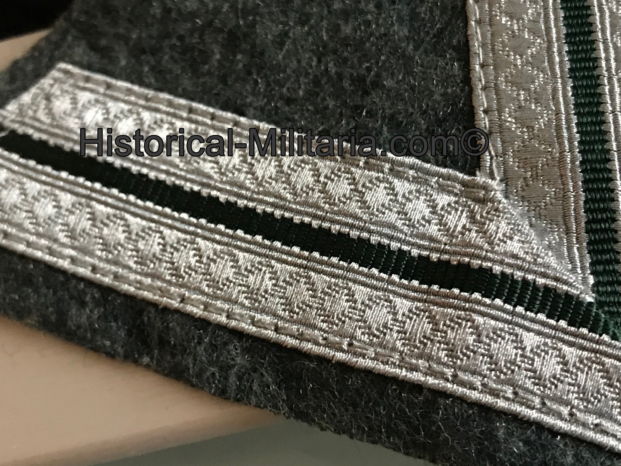 Wehrmacht Winkel Obergefreiter chevron on feldgrau mit original Tresse - German Army Corporal Obergefreiter chevron - grado da Caporal Maggiore dell'esercito tedesco con tresse argento Originale Wehrmacht Winkel Obergefreiter chevron on feldgrau mit original Tresse - German Army Corporal Obergefreiter chevron - grado da Caporal Maggiore dell'esercito tedesco con tresse argento Originale